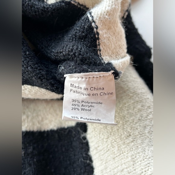 Lyla + Luxe Sweater - Picture 6 of 7